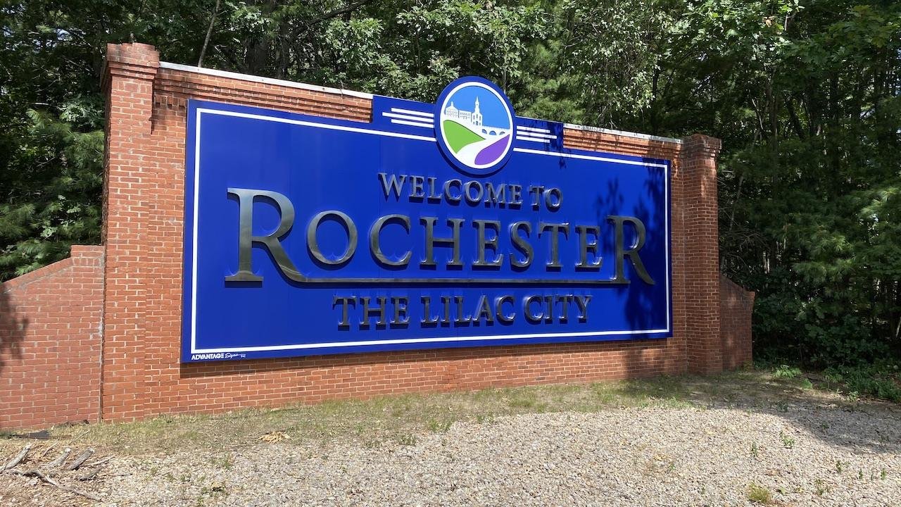 Welcome to Rochester, Michigan city sign